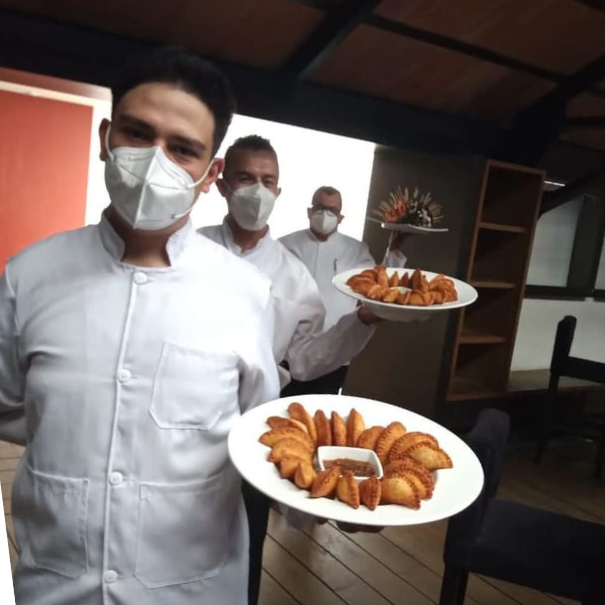 Brindis con copas de vino en evento nocturno