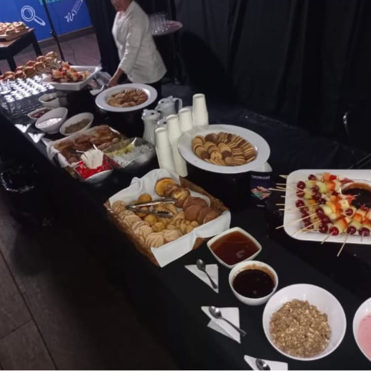 Bandeja de bocadillos gourmet servida por mesero