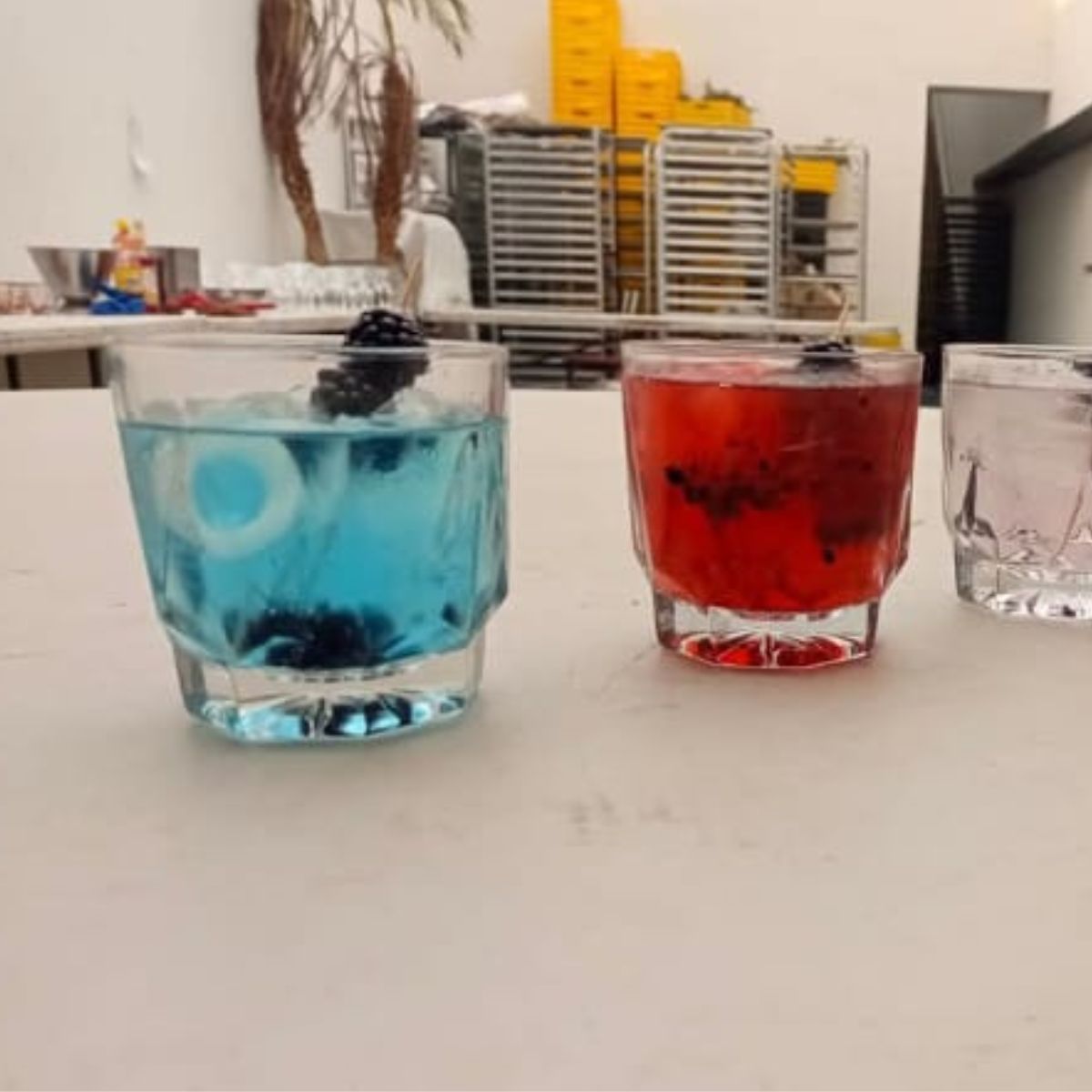 Montaje de mesa con cristalería brillante