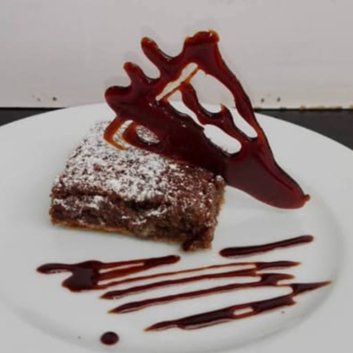 Mesero ofreciendo petit four a invitados