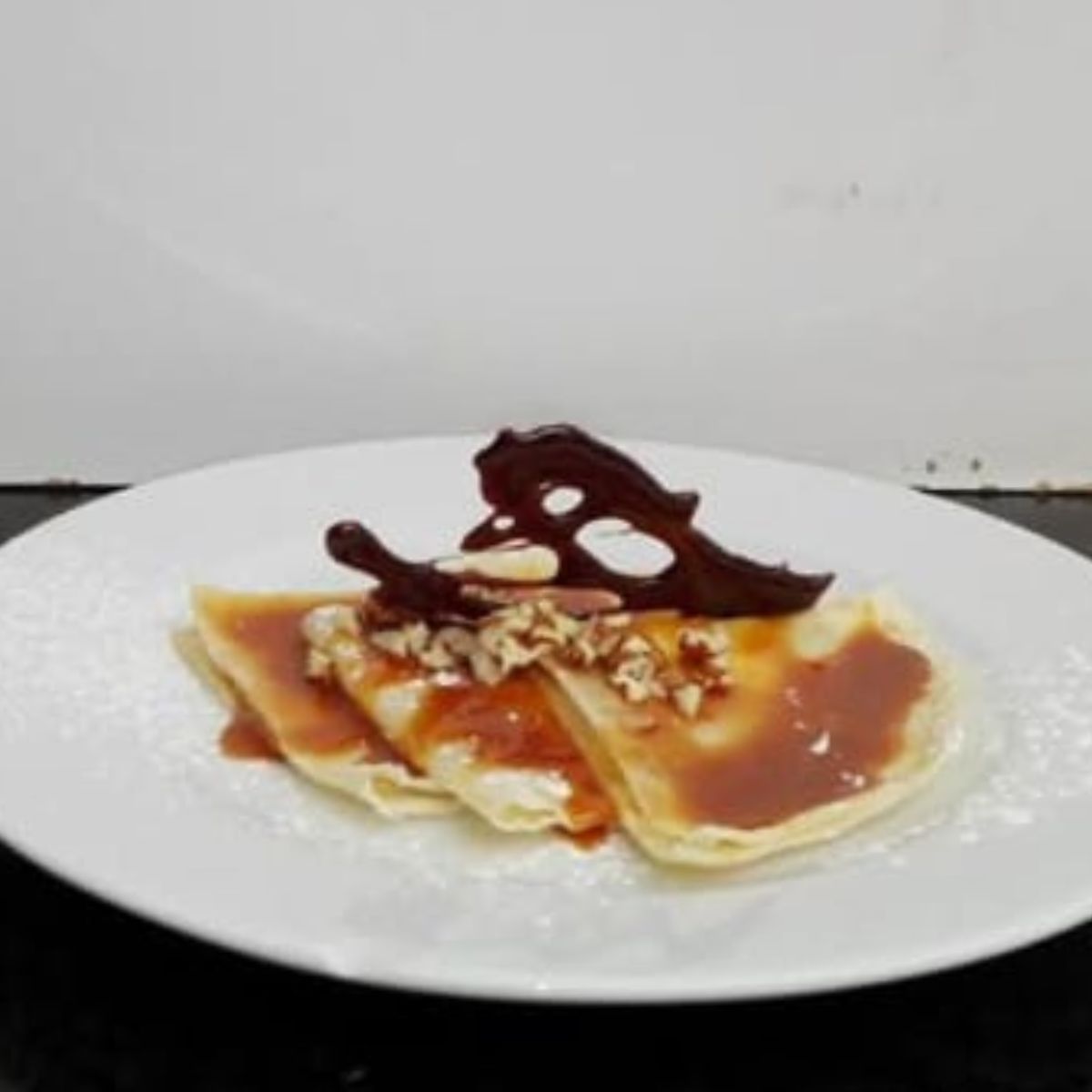 Mesa de postres con mini tartas y macarons