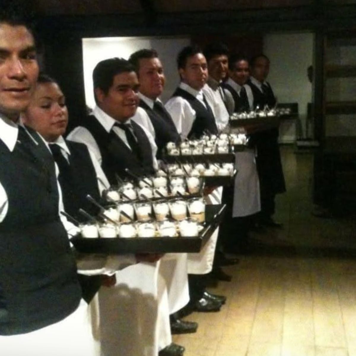 Bandeja de bocadillos gourmet servida por mesero