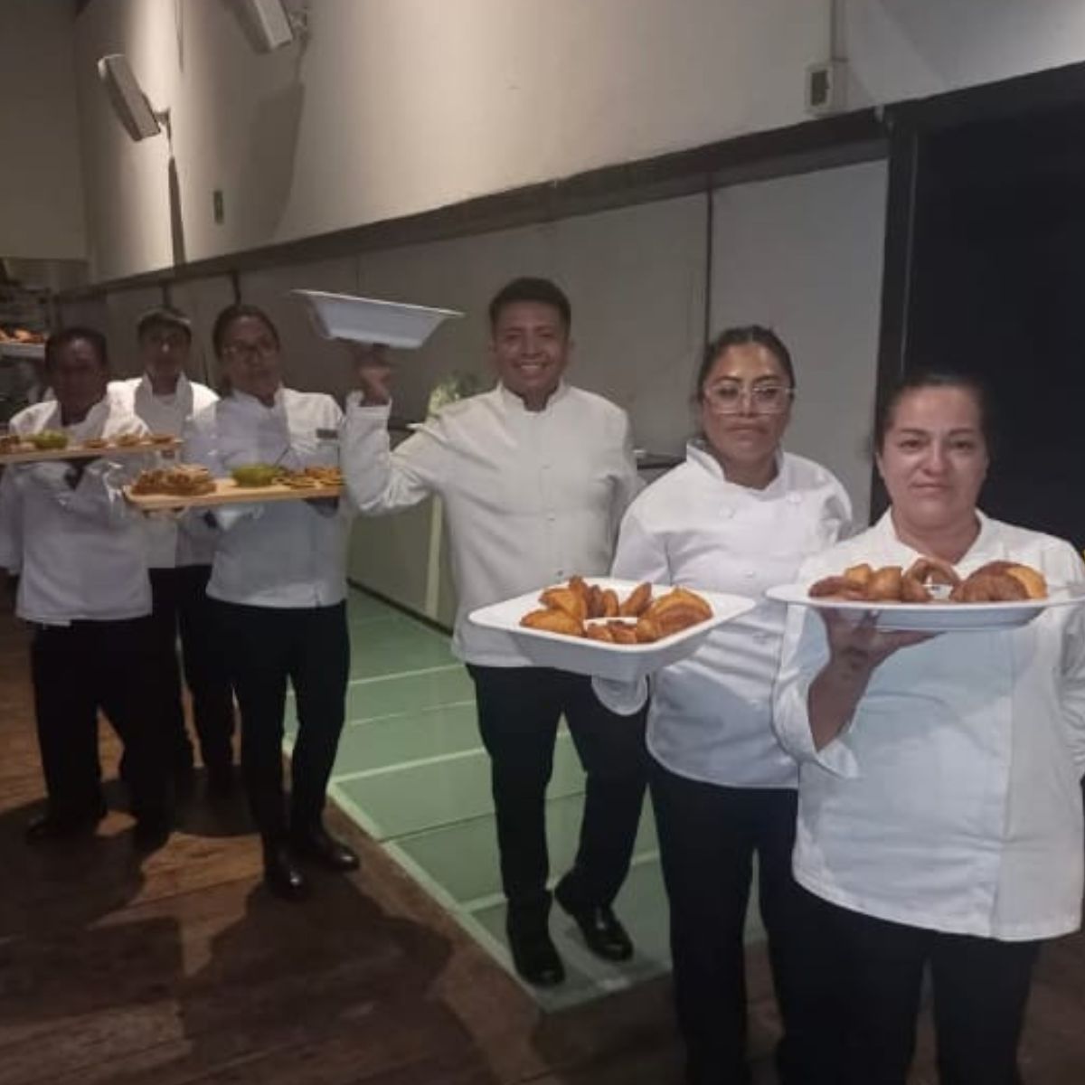 Montaje de mesa con cristalería brillante