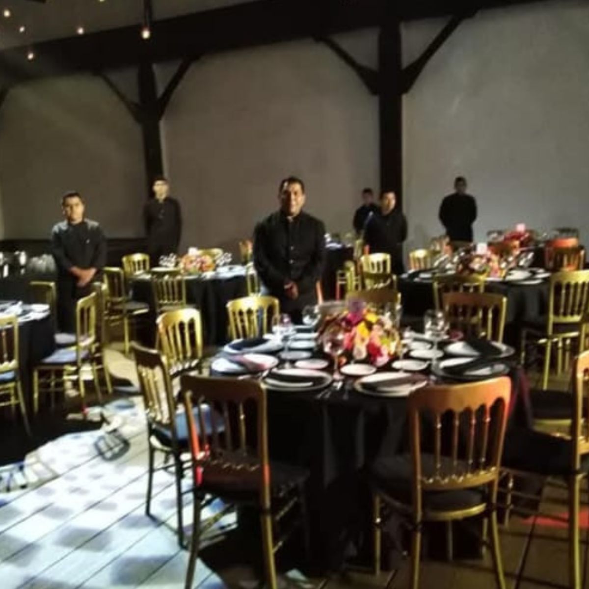 Mesero ofreciendo petit four a invitados