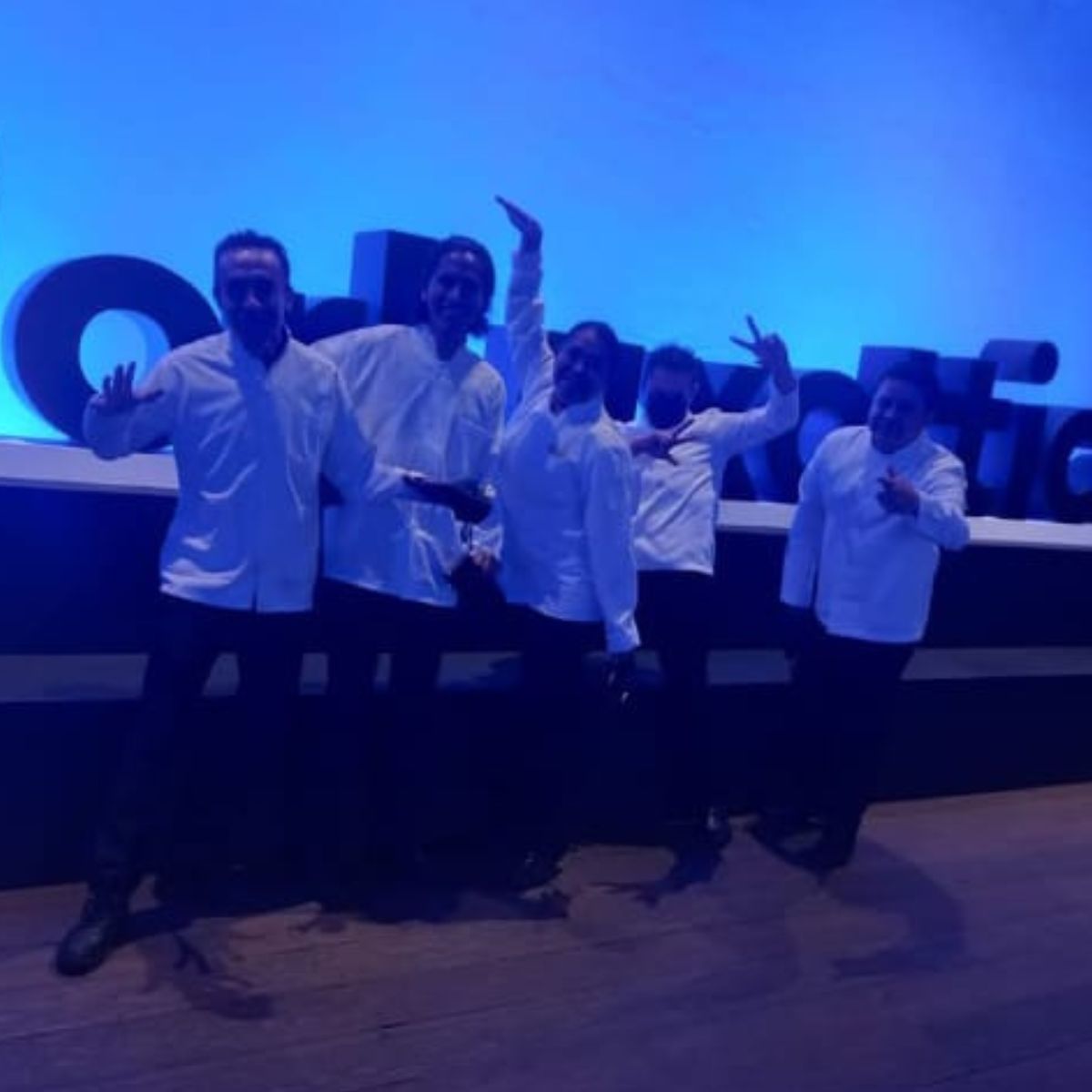 Montaje corporativo con copas y charolas