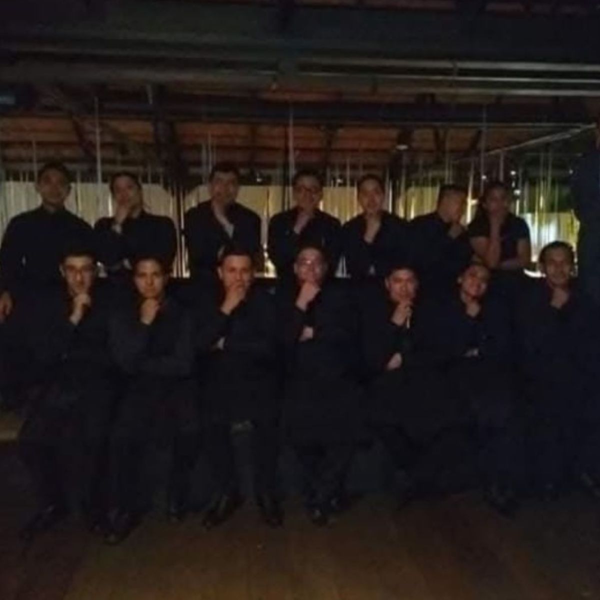 Mesa de postres con mini tartas y macarons