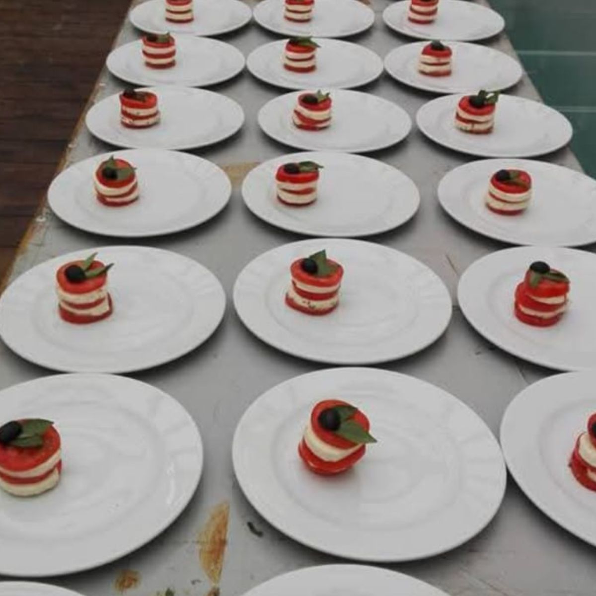 Brindis con copas de vino en evento nocturno